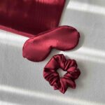 ست ساتن رو بالشتی به همراه چشم بند و کش مو طرح و رنگ چری - Image 4