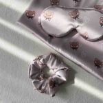 ست ساتن روبالشتی چشم بند و کش مو طرح تدی بژ افرا کالکشن