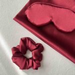 ست ساتن روبالشتی چشم بند و کش مو طرح چری افرا کالکشن