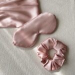ست ساتن رو بالشتی به همراه چشم بند و کش مو طرح رز گلد - Image 2