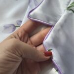 بلوز آستین کوتاه و شلوار ساتن طرح گل لاله - Image 3