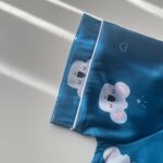 بلوز آستین کوتاه و شلوار ساتن طرح کوالا - Image 2