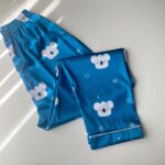 بلوز آستین کوتاه و شلوار ساتن طرح کوالا - Image 9
