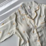 ست بلوز آستین بلند و شلوار نخی کاپدار موسلین طرح رز مینیمال - Image 7