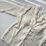 ست بلوز آستین بلند و شلوار نخی کاپدار موسلین طرح رز مینیمال - Image 8