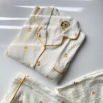ست بلوز آستین بلند و شلوار نخی کاپدار موسلین طرح رز مینیمال - Image 3