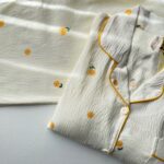 ست بلوز آستین بلند و شلوار نخی کاپدار موسلین طرح رز مینیمال - Image 4