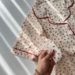 ست بلوز و شلوار راحتی موسلین طرح باغ آلبالو ریز - Image 4