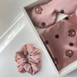 ست ساتن رو بالشتی به همراه چشم بند و کش مو طرح تدی و کوکی