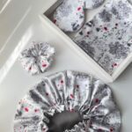 ست ساتن رو بالشتی به همراه چشم بند و کش مو طرح باغ نقره ای - Image 7