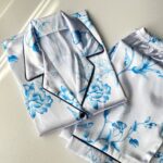 بلوز آستین کوتاه و شلوار ساتن طرح گل آبی - Image 4