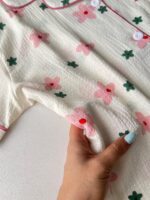 ست بلوز و شلوار راحتی موسلین طرح گل صورتی و سبز - Image 4