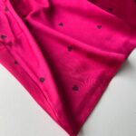 تاپ و شلوارک ساتن طرح قلب سرخابی - Image 4