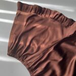 تاپ و شلوارک ساتن رنگ قهوه ای لب چیندار - Image 3