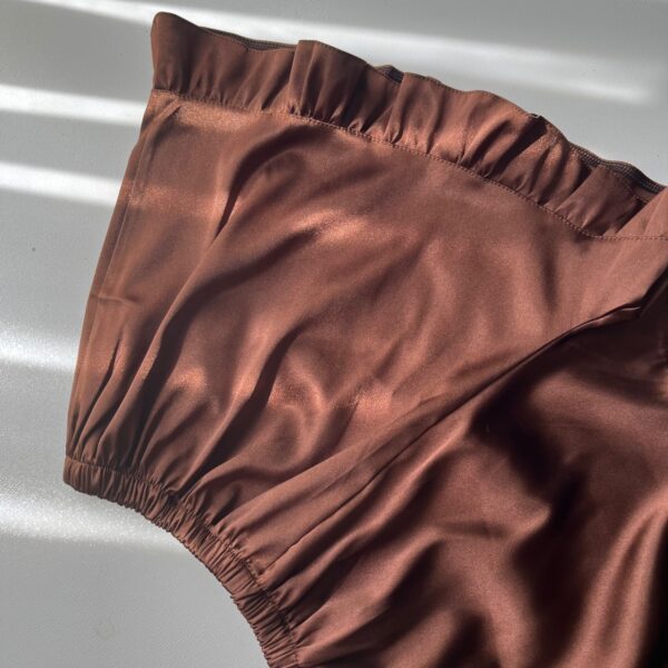 تاپ و شلوارک ساتن رنگ قهوه ای لب چیندار - Image 3