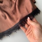 تاپ و شلوارک ساتن رنگ قهوه ای لبه گیپور - Image 2