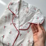 ست بلوز و شلوار و شلوارک نخی موسلین طرح آلبالو ریز - Image 5