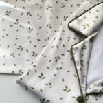بلوز آستین بلند و شلوار ساتن طرح برگ و شکوفه - Image 2