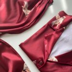 بلوز آستین کوتاه و شلوار ساتن طرح درنا زرشکی - Image 5