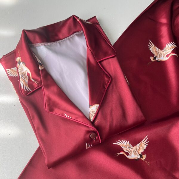 بلوز آستین کوتاه و شلوار ساتن طرح درنا زرشکی - Image 3