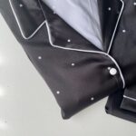 بلوز آستین کوتاه و شلوار ساتن طرح مشکی خال خالی - Image 2