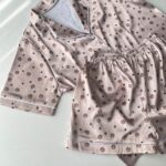 بلوز آستین کوتاه و شلوارک ساتن طرح تدی - Image 5