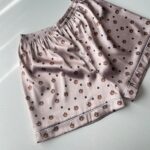 بلوز آستین کوتاه و شلوارک ساتن طرح تدی - Image 4