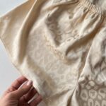 تاپ و شلوارک ساتن رنگ کرم-طلایی - Image 4