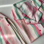 ست بلوز آستین کوتاه و شلوار نخی موسلین طرح راه راه و ستاره - Image 4