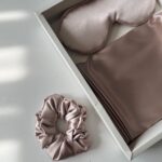 ست ساتن رو بالشتی به همراه چشم بند و کش مو رنگ رز گلد