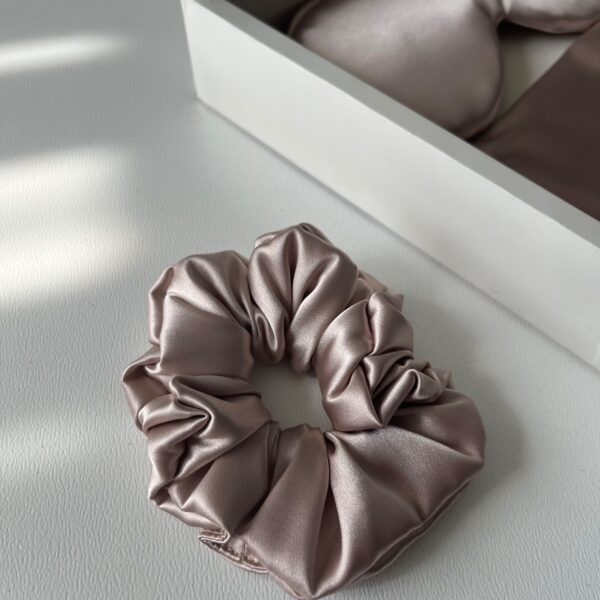 ست ساتن رو بالشتی به همراه چشم بند و کش مو رنگ رز گلد - Image 4